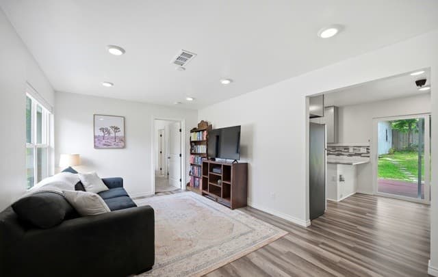3-bedroom rental at 1011 Morey Peak Dr in San Antonio, TX — photo 5
