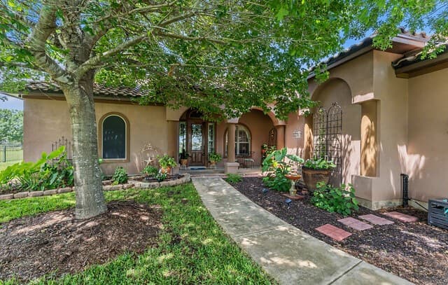 4-bedroom rental at 1379 County Road 4516 in Castroville, TX — photo 2