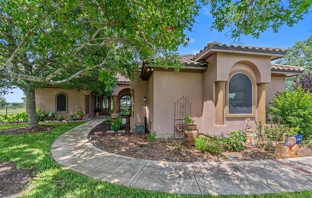 4-bedroom rental at 1379 County Road 4516 in Castroville, TX — photo 3