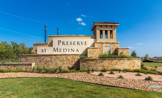 3-bedroom rental at 15290 Snug Harbor Way in Von Ormy, TX — photo 2