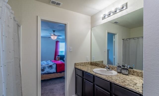 3-bedroom rental at 15290 Snug Harbor Way in Von Ormy, TX — photo 4