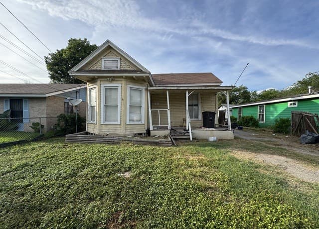 3-bedroom rental at 1027 Vermont St in San Antonio, TX — photo 1