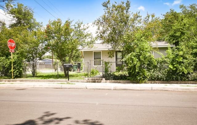 2-bedroom rental at 1263 Chalmers in San Antonio, TX — photo 1