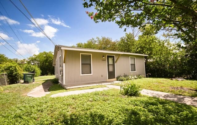 2-bedroom rental at 1263 Chalmers in San Antonio, TX — photo 2