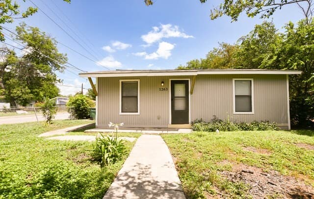 2-bedroom rental at 1263 Chalmers in San Antonio, TX — photo 3