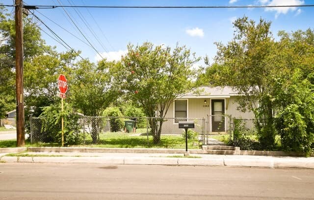 2-bedroom rental at 1263 Chalmers in San Antonio, TX — photo 4