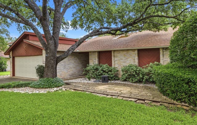 3-bedroom rental at 2823 Burnt Oak St in San Antonio, TX — photo 2