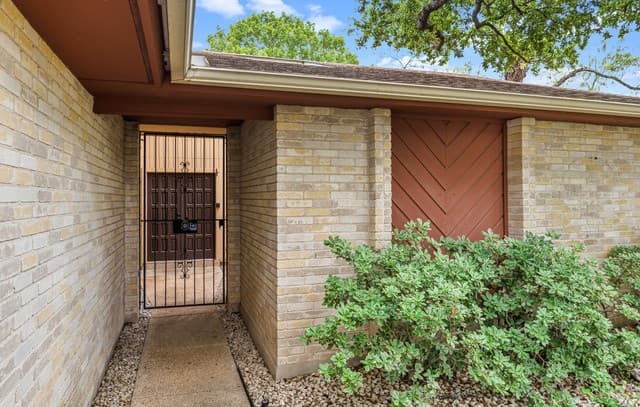 3-bedroom rental at 2823 Burnt Oak St in San Antonio, TX — photo 3