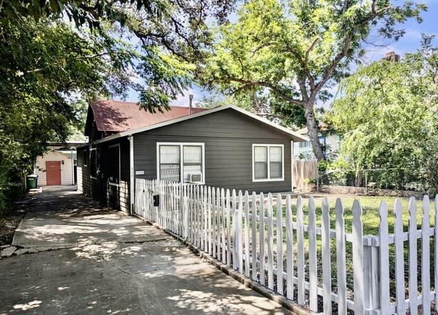 3-bedroom rental at 304 E Mistletoe in San Antonio, TX — photo 1