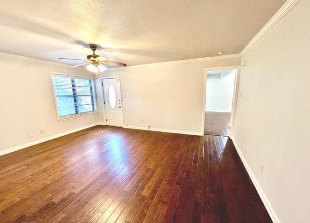 3-bedroom rental at 304 E Mistletoe in San Antonio, TX — photo 2