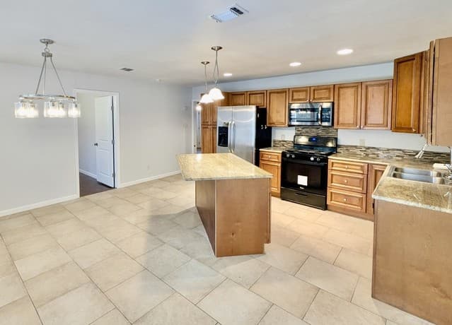 3-bedroom rental at 304 E Mistletoe in San Antonio, TX — photo 4