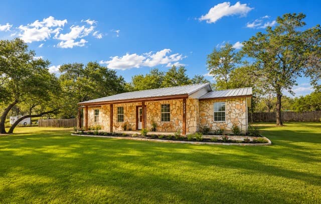 4-bedroom rental at 3239 Woodfin in San Antonio, TX — photo 4