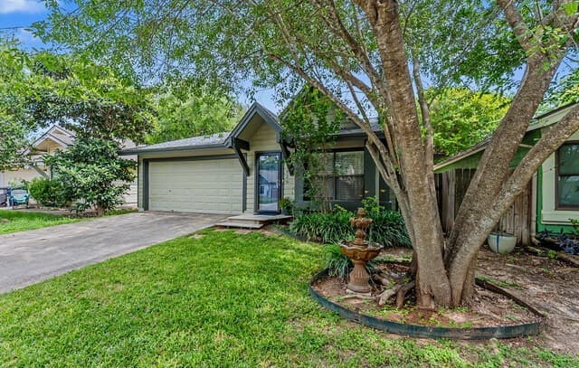 3-bedroom rental at 3926 Chimney Springs Dr in San Antonio, TX — photo 2