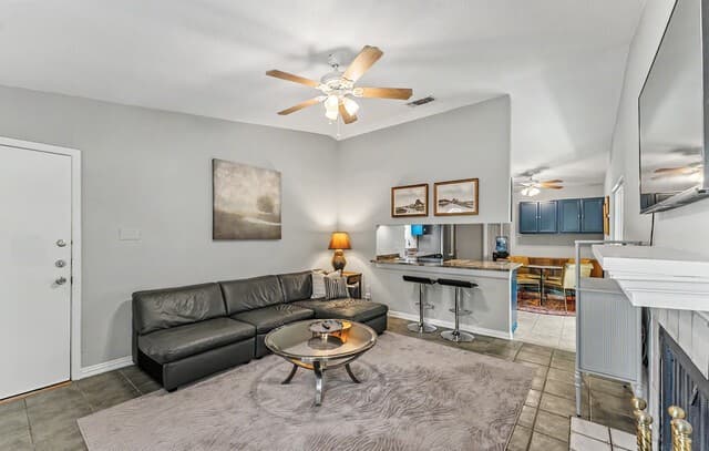 3-bedroom rental at 3926 Chimney Springs Dr in San Antonio, TX — photo 3