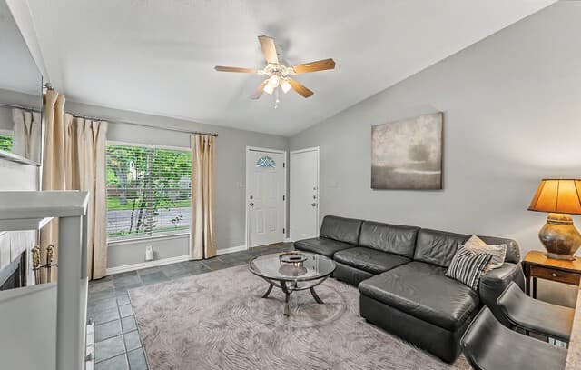 3-bedroom rental at 3926 Chimney Springs Dr in San Antonio, TX — photo 4