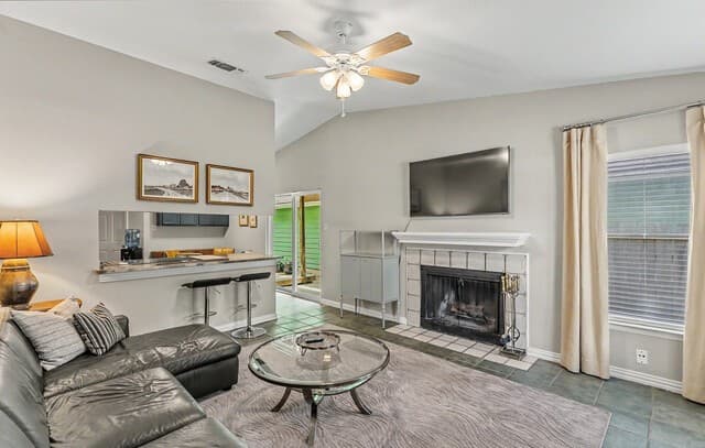 3-bedroom rental at 3926 Chimney Springs Dr in San Antonio, TX — photo 5