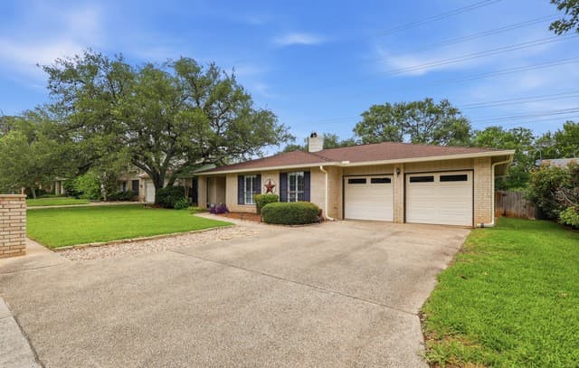 3-bedroom rental at 2207 Oak Bnd in San Antonio, TX — photo 2
