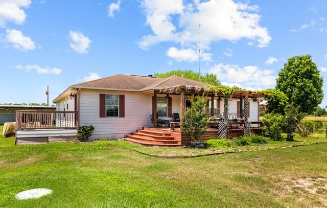 4-bedroom rental at 425 Old Pleasanton Rd in San Antonio, TX — photo 3