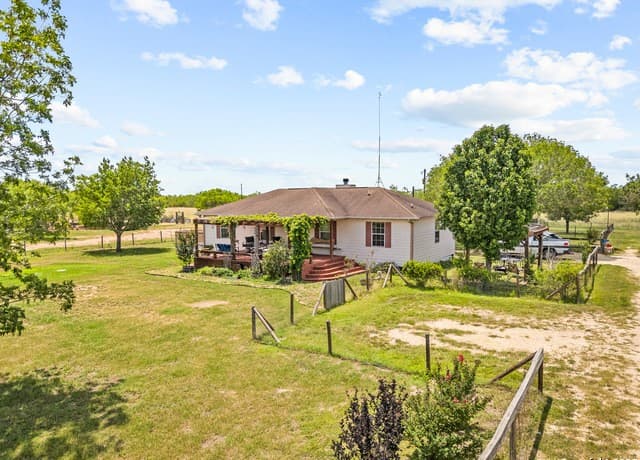 4-bedroom rental at 425 Old Pleasanton Rd in San Antonio, TX — photo 4