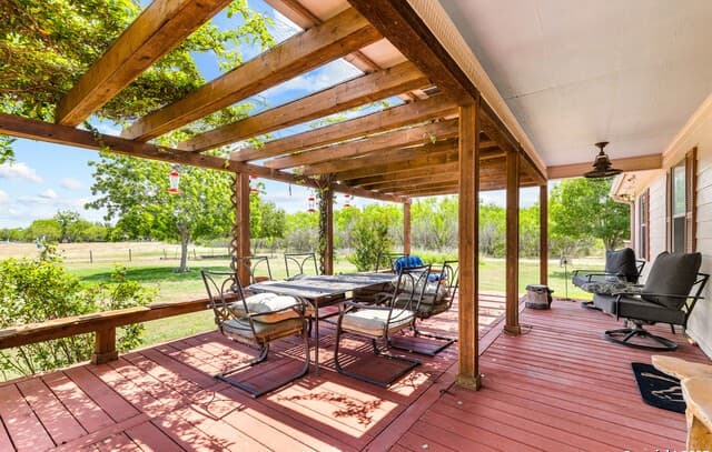 4-bedroom rental at 425 Old Pleasanton Rd in San Antonio, TX — photo 5