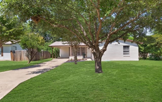 3-bedroom rental at 214 Winn Ave in Universal City, TX — photo 1