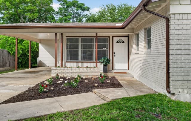 3-bedroom rental at 214 Winn Ave in Universal City, TX — photo 2