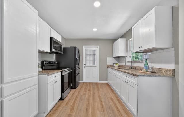 3-bedroom rental at 214 Winn Ave in Universal City, TX — photo 5