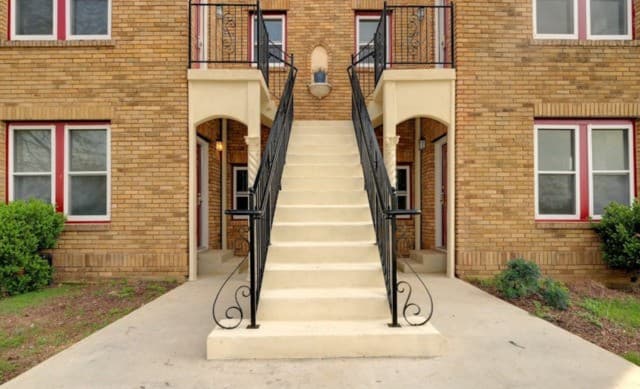 1-bedroom rental at 240 Claremont in San Antonio, TX — photo 2