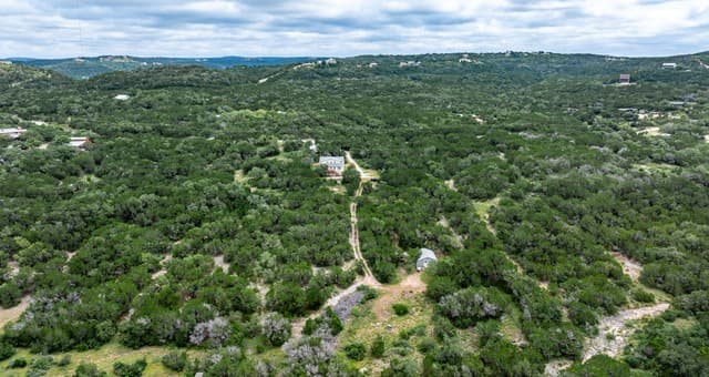 4-bedroom rental at 1722 County Road 270 in Mico, TX — photo 2