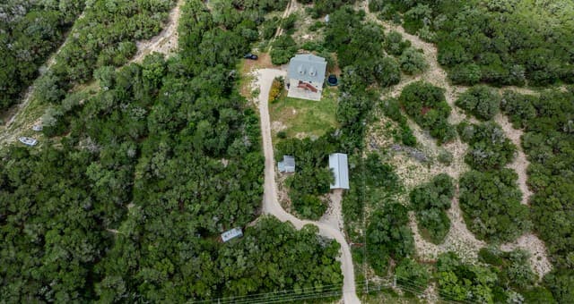 4-bedroom rental at 1722 County Road 270 in Mico, TX — photo 3