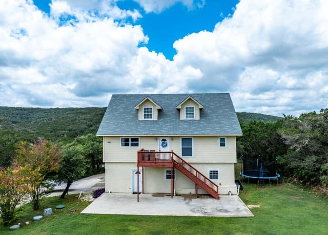 4-bedroom rental at 1722 County Road 270 in Mico, TX — photo 4