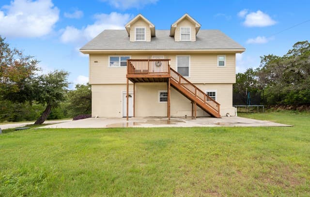 4-bedroom rental at 1722 County Road 270 in Mico, TX — photo 5