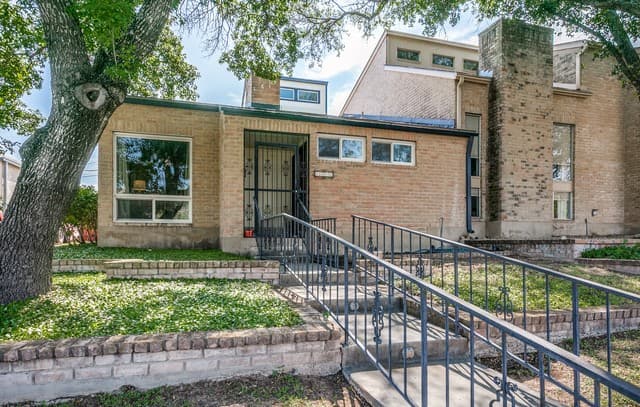 3-bedroom rental at 8942 Willmon Way in San Antonio, TX — photo 2