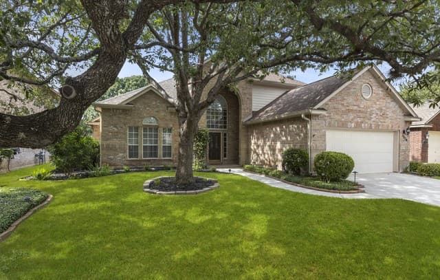 4-bedroom rental at 1319 Belclaire in San Antonio, TX — photo 2