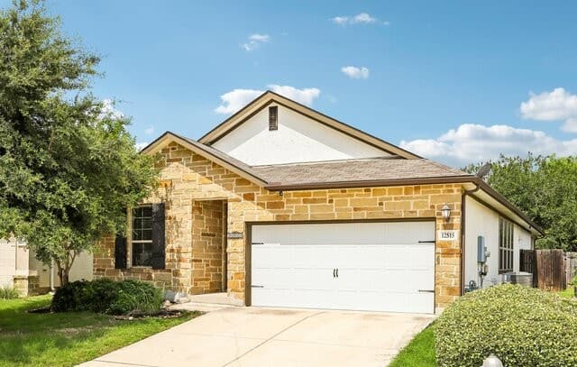 3-bedroom rental at 12515 Wesley Crk in San Antonio, TX — photo 1