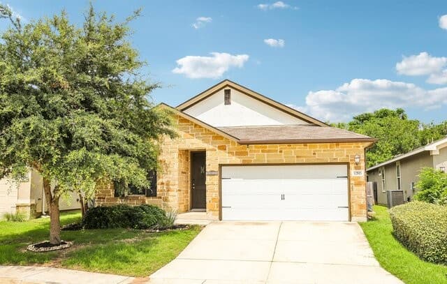 3-bedroom rental at 12515 Wesley Crk in San Antonio, TX — photo 2