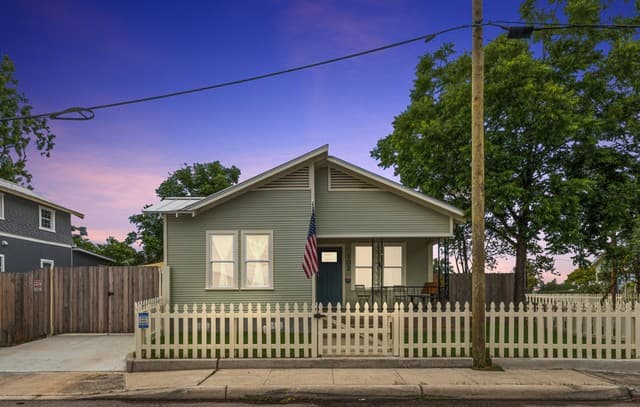 2-bedroom rental at 102 Canton in San Antonio, TX — photo 1