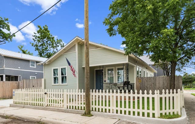 2-bedroom rental at 102 Canton in San Antonio, TX — photo 2