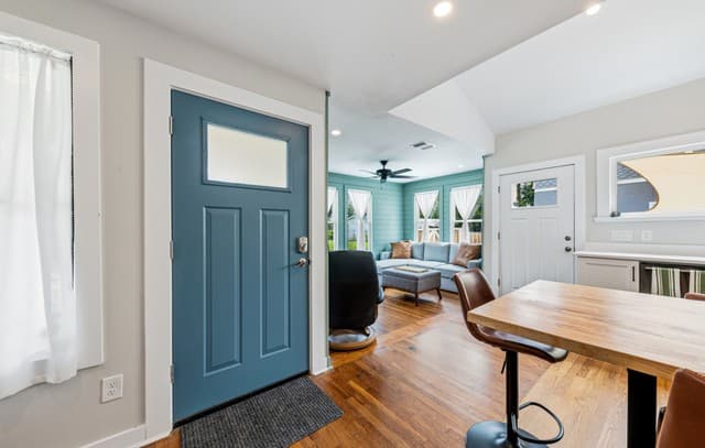 2-bedroom rental at 102 Canton in San Antonio, TX — photo 3