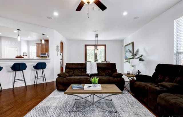 5-bedroom rental at 2911 Zurich in San Antonio, TX — photo 2