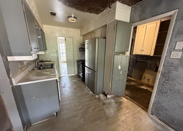 5-bedroom rental at 6211 Fir Valley Dr in San Antonio, TX — photo 2