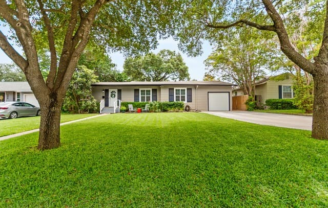 2-bedroom rental at 318 Brees Blvd in San Antonio, TX — photo 1