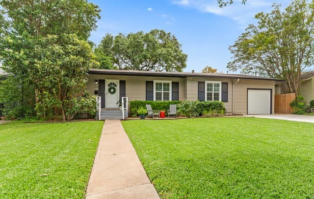 2-bedroom rental at 318 Brees Blvd in San Antonio, TX — photo 2