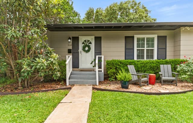 2-bedroom rental at 318 Brees Blvd in San Antonio, TX — photo 4