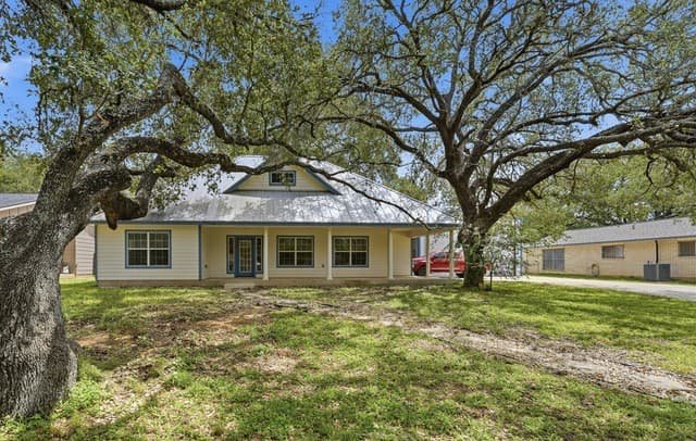 3-bedroom rental at 325 Sollock in Devine, TX — photo 1