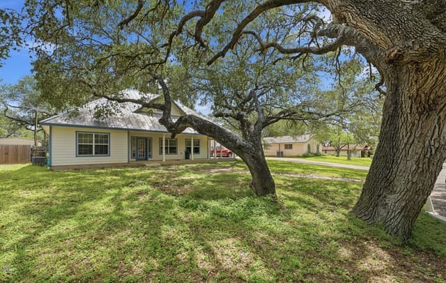 3-bedroom rental at 325 Sollock in Devine, TX — photo 2