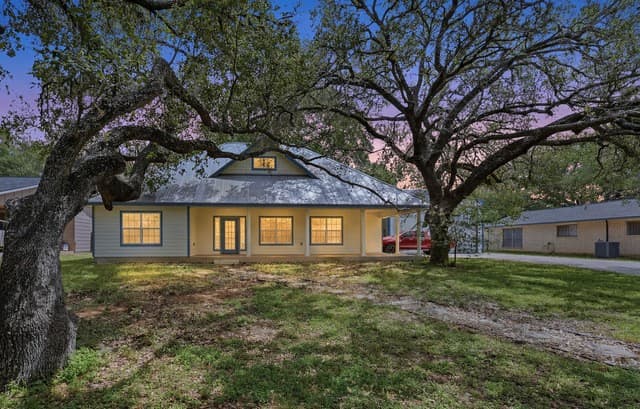 3-bedroom rental at 325 Sollock in Devine, TX — photo 3