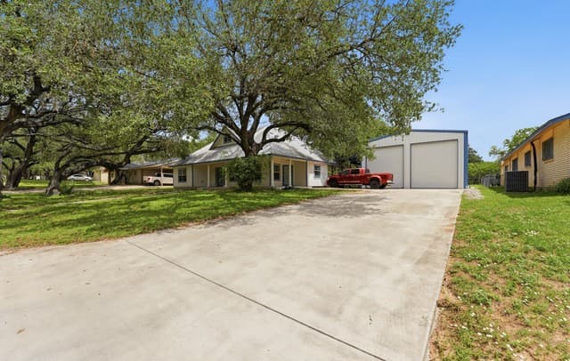 3-bedroom rental at 325 Sollock in Devine, TX — photo 4