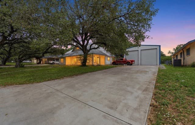 3-bedroom rental at 325 Sollock in Devine, TX — photo 5