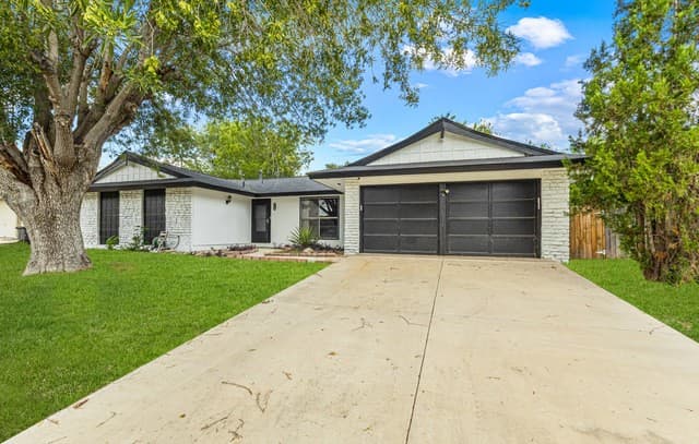 4-bedroom rental at 330 Whitecliff Dr in San Antonio, TX — photo 3